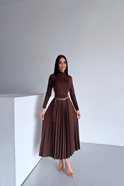 LİLA İSTANBUL فستان تريكو بني بياقة عالية وتفاصيل حزام سلسلة مطوي