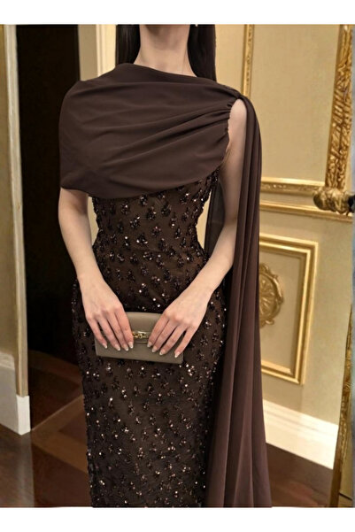 TREN A long sequined evening dress with an elegant design and a luxurious chocolate color.