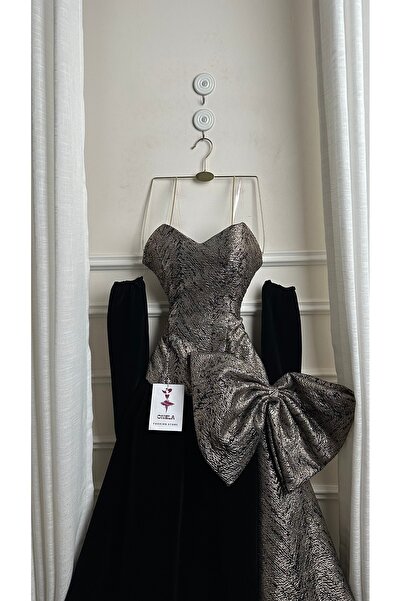 Onila Luxurious long dress with a large floral train