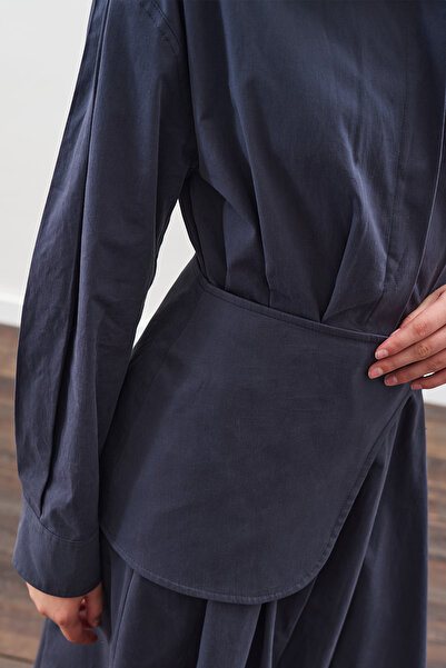 Manuka ΦΟΡΕΜΑ ΜΕ ΠΛΙΣΕ ΜΕ ΛΕΠΤΟΜΕΡΗ ΖΩΝΗ ΣΚΟΥΡΟ ΜΠΛΕ