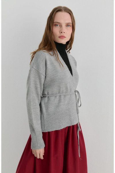 Fatma Atasoy Çelik Örme V Yaka Bağlamalı Gri Kısa Triko Hırka