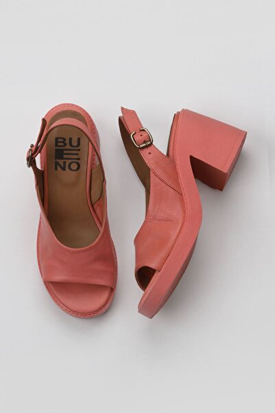 Bueno Shoes صندل نسائي بكعب من الجلد المرجاني 01wy12503