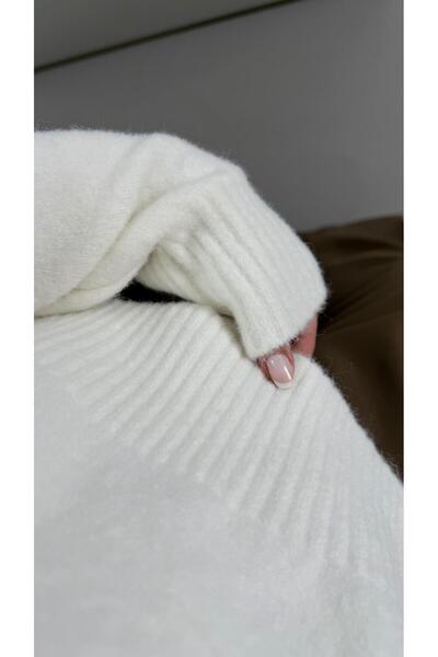 Sezgi Tekin guler ridicat Pulover alb cu textura moale cu detaliu cu fante