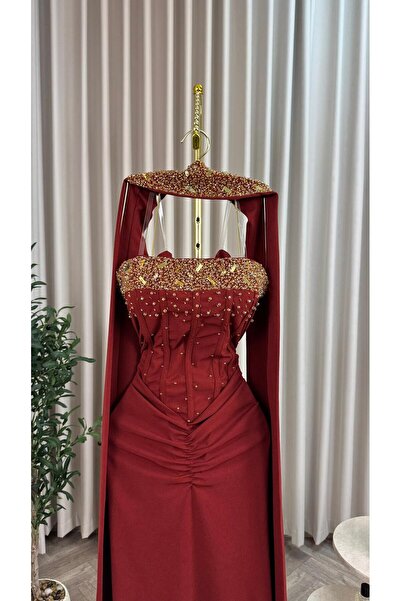 NALA FASHION Luxurious evening dress in royal red with gold embroidery