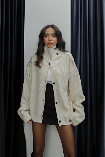 Havoş Ekru Düğmeli Dik Yaka Hırka