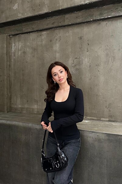 mylove بلوزة بياقة مستديرة باللون الأسود