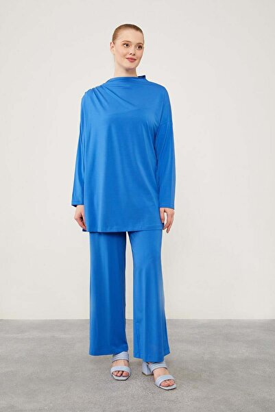 Levidor albastru cobalt Costum dublu cu pliuri pe umeri și detalii de broderi...