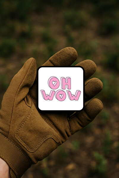 AHWALL رقعة / منديل / شعار بتصميم ثلاثي الأبعاد مع كتابة “OH WOW” على شكل قلب...