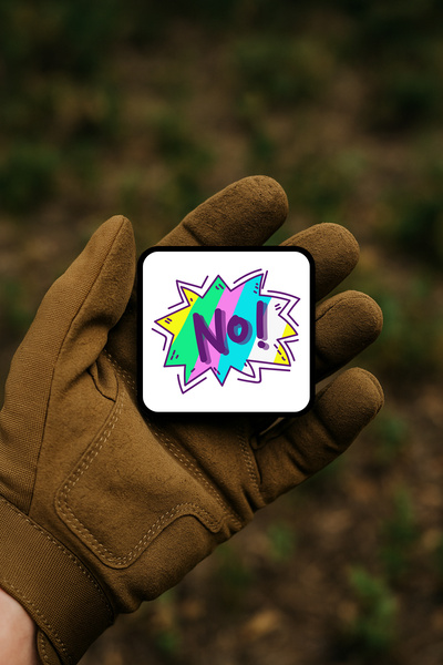 AHWALL شارة/وشاح/شارة زينة بنمط الفن الشعبي مع كتابة “لا!” وتأثير انفجار ملون