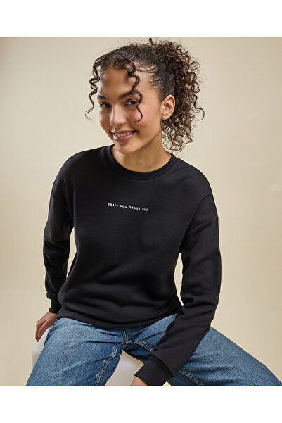 R&B سويت شيرت بطبعة خطية مع رقبة دائرية وأكمام طويلة