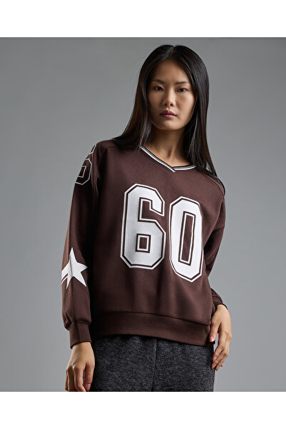 R&B سويت شيرت بطبعة خطية مع رقبة على شكل حرف V وأكمام طويلة