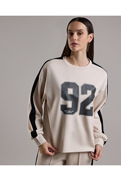 R&B سويت شيرت بطبعة خطية مع رقبة دائرية وأكمام طويلة