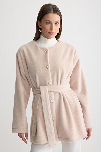 ipekton studio سترة قصيرة بحزام من الريش باللون البيج