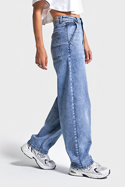 its basic Women's Snow Denim Color 4S6-27 Skater Fit Stretch Fabric Denim Jean