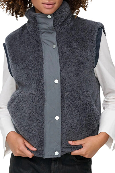 ONLY سترة أونلباري ذات قصة عادية مكونة من ياقة مرتفعة متوسطة الطول جيوب من القطيفة 15358902