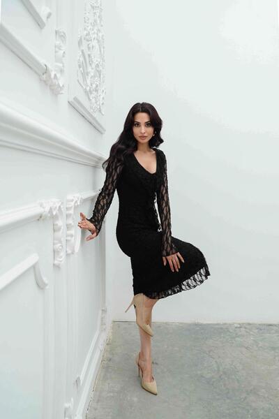 Serica Moda Siyah Önü Fırfır Detaylı Yırtmaçlı Dantelli Elbise