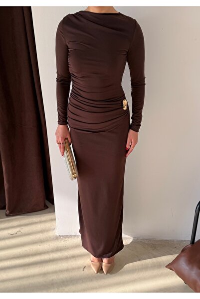 maf collection Γυναικείο βραδινό φόρεμα από καφέ ύφασμα Sandy με λεπτομέρεια αξεσουάρ στη μέση