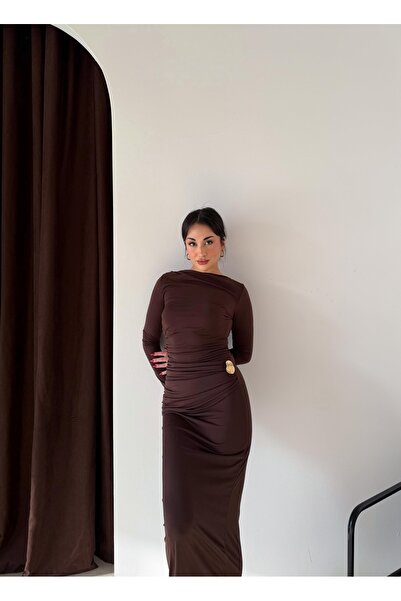 mafdress Γυναικείο μακρύ φόρεμα από ύφασμα Sandy καφέ με λεπτομέρεια αξεσουάρ