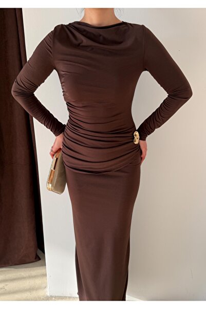 mafdress Γυναικείο μακρύ φόρεμα από ύφασμα Sandy καφέ με λεπτομέρεια αξεσουάρ