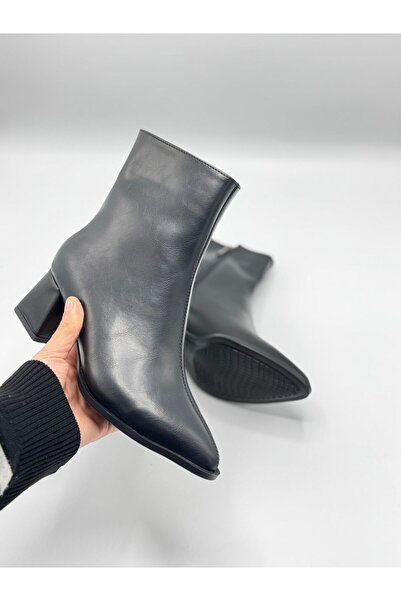EM SHOESS Siyah Suni Deri Kalın Topuk Ve Yandan Fermuar Detaylı Kısa Topuklu Sivri Burun Kadın Botu