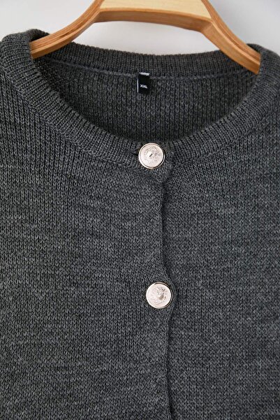 Trendyol Curve سترة تريكو بأزرار وياقة دائرية من أنثراسايت TBBAW25AV00013