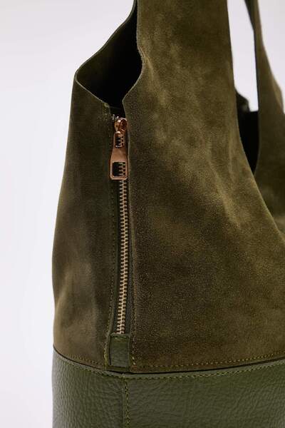 TRENDYOL SHOES Khakifarbene Midi-Umhängetasche aus echtem Leder mit Reißverschluss, erweiterbar, TAKAW26OC00048