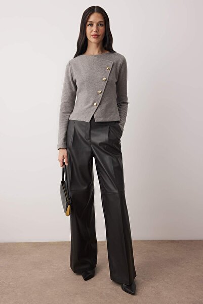 Trendyol Collection Graue, asymmetrische, detaillierte Strickbluse mit Knöpfen TWOAW26BZ00274