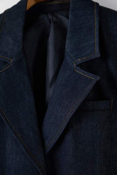 Trendyol Curve Лімітована серія Темно-синій блейзер з деталями на кишенях, що облягає талію Джинсовий піджак TBBAW26AG00042