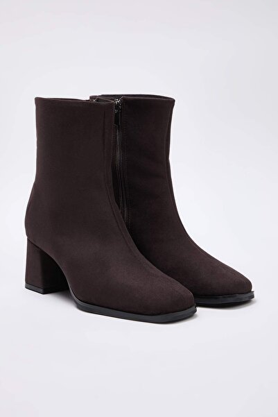 TRENDYOL SHOES Hnědé semišové dámské boty na podpatku se čtvercovou špičkou TAKAW26BO00069