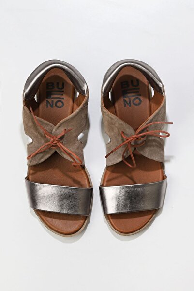 Bueno Shoes Sandale plate pentru femei din piele bej-gri argintie și piele de...