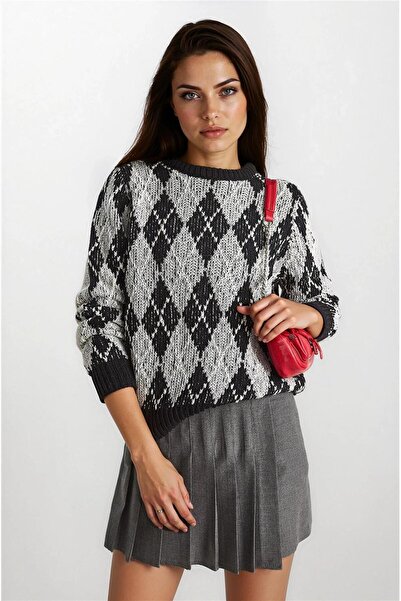 WeShaya سترة سوداء منقوشة بياقة مستديرة وأكمام طويلة