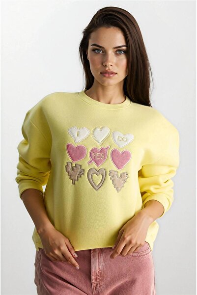 WeShaya سويت شيرت برقبة دائرية مطرز على شكل قلب باللون الأصفر الليموني