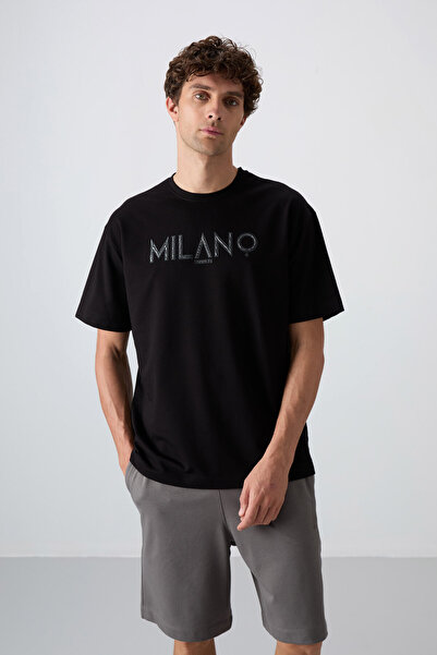 TOMMY LIFE Μαύρο βαμβακερό ανδρικό μπλουζάκι με μαλακή υφή και με στάμπα σε μεγάλο μέγεθος - 88345