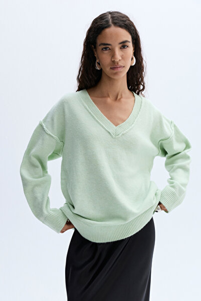 Mudo Loose Fit V-Neck Sweater