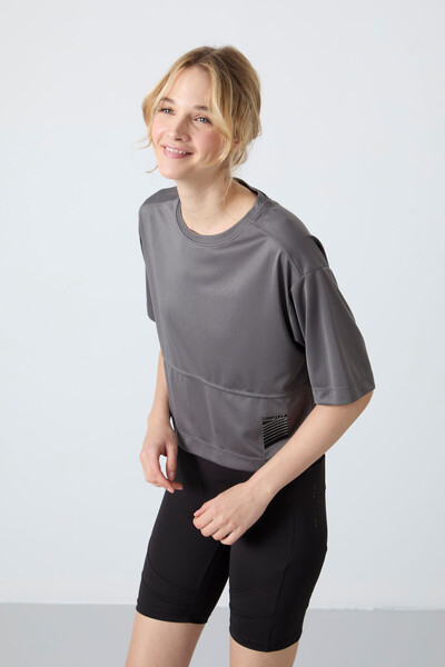 TOMMY LIFE Γυναικείο μπλουζάκι με σκούρο γκρι αναπνεύσιμο λεπτή ελαστική εφαρ...