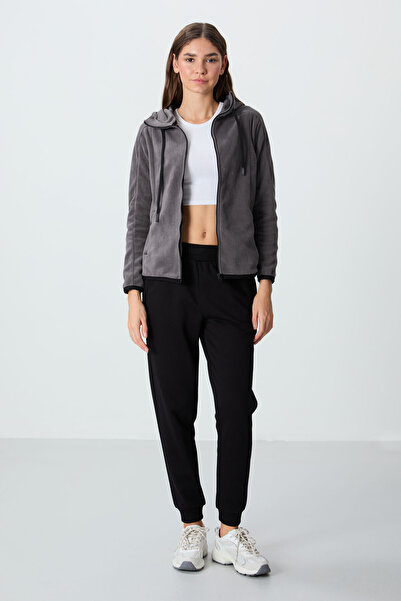 TOMMY LIFE Sötétszürke vastag, puha textúrájú kapucnis normál szabású, hímzett polár női pulóver -97287