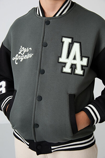 TOMMY LIFE Χακί βαμβακερό μπουφάν με χοντρή επένδυση από χνούδι, μαλακή υφή, κανονική εφαρμογή, κεντημένο αγορίστικο κολεγιακό μπουφάν - 11258