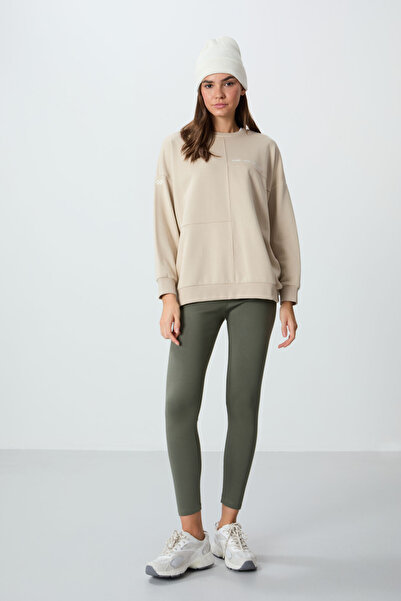 TOMMY LIFE Bej Kompakt Pamuklu Kalın Pürüzsüz Dokulu O Yaka Oversize Fit Kadı...