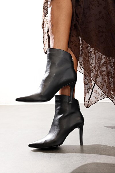 5in1Canpolat Black Back Zipper Pointed Toe Boots 25408