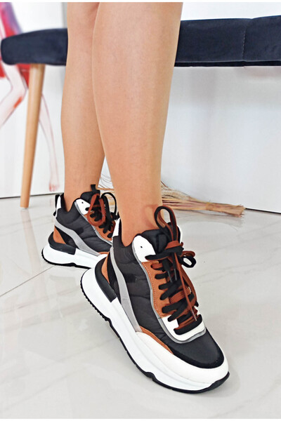 GDT Ayakkabı حذاء رياضي نسائي برباط ونعل مسطح باللون الأسود