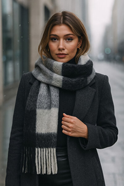 Luminos Butik Μαλακό και φούντα χειμωνιάτικο κασκόλ - Κρεμώδες λευκό μαύρο γκρι ριγέ Sal1270