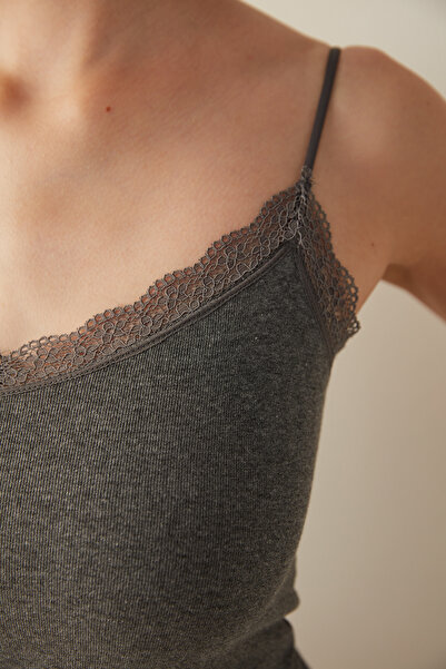 Penti Antracit vékony pántos csipke részletes sportoló