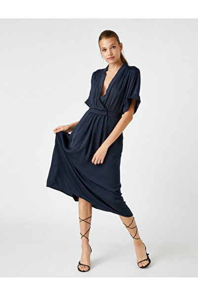 Koton Langes Wickelkleid mit kurzen Ärmeln und Satin-Look