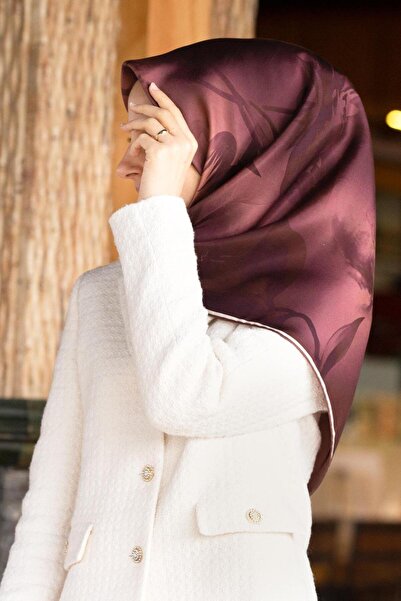 Vissona 57% حرير 43% فيسكوز نسيج حريري مزخرف بنمط الزهور باللون الوردي المغبر 90x90 طريقة الخياطة: وشاح مخيط يدويًا