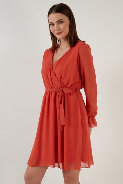 Lela Μίνι φόρεμα από σιφόν με λεπτομέρεια με κορδόνια στο λαιμό διπλό πέτο