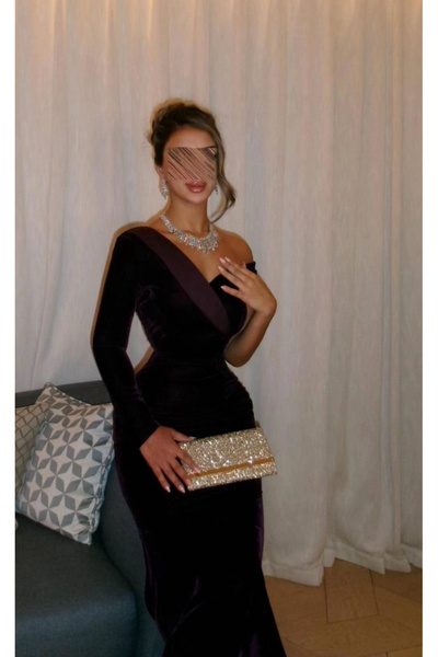 Viola A distinctive purple velvet dress with a modern design