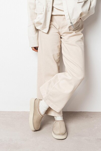 NİŞANTAŞI SHOES Béžové semišové a kožešinové pantofle s plochou podrážkou Sweet Sand Sabo House