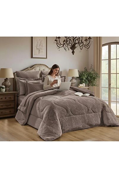 Red Rose Luxurious double duvet set with embossed velvet design and pattern – warmth and elegance for a sophisticated sleeping experience