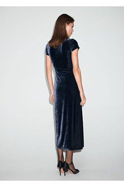 MANGO Woman Yırtmaçlı tahta düğme detaylı kadife elbise