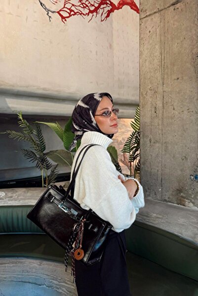 Levidor Black Metal Lock Charmlı Shoulder Bag